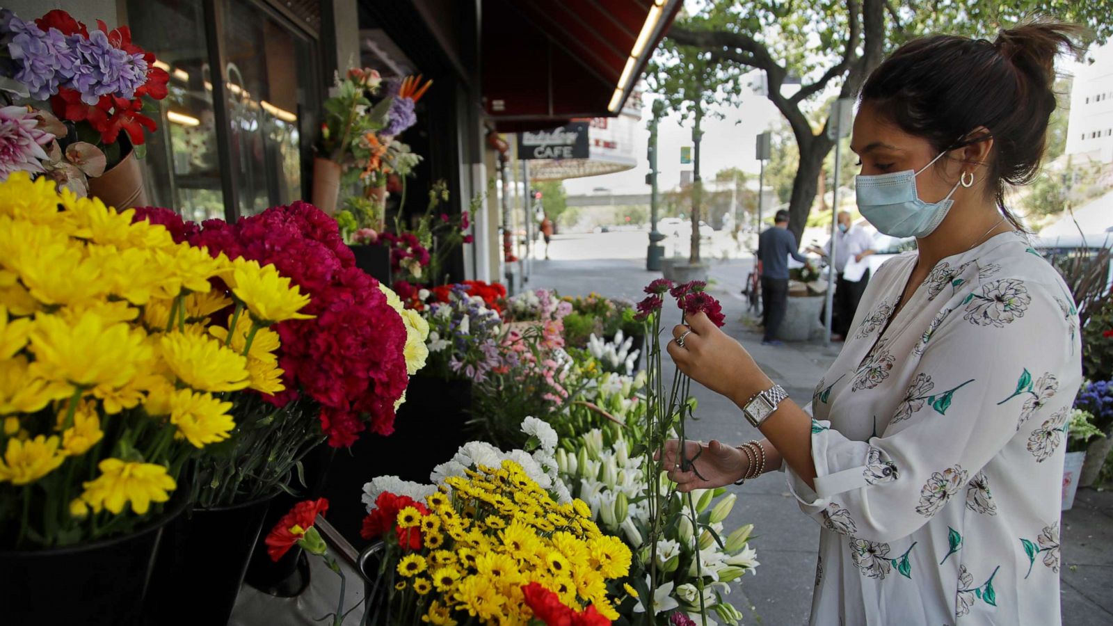 Urban Meadow Flowers is well known for their flower vase delivery in Singapore. Click here to check them out.